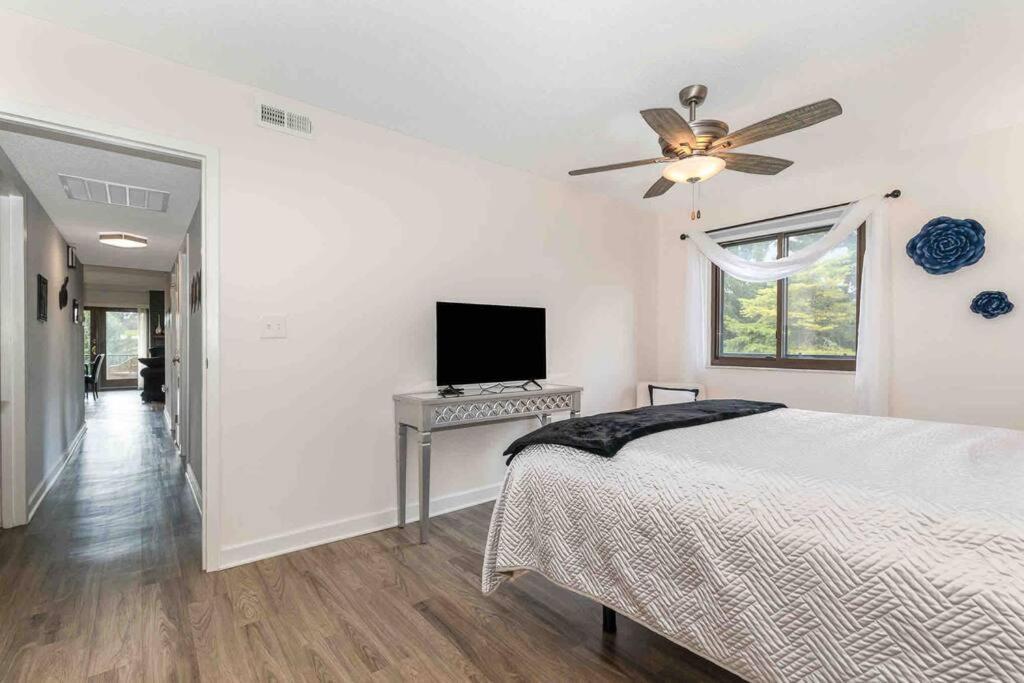 Large, Stunning Elvis Themed Condo,10 Min From Cvg フローレンス エクステリア 写真