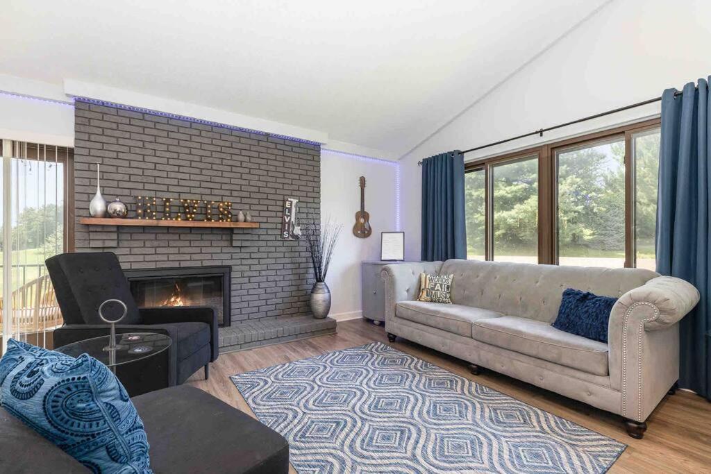 Large, Stunning Elvis Themed Condo,10 Min From Cvg フローレンス エクステリア 写真