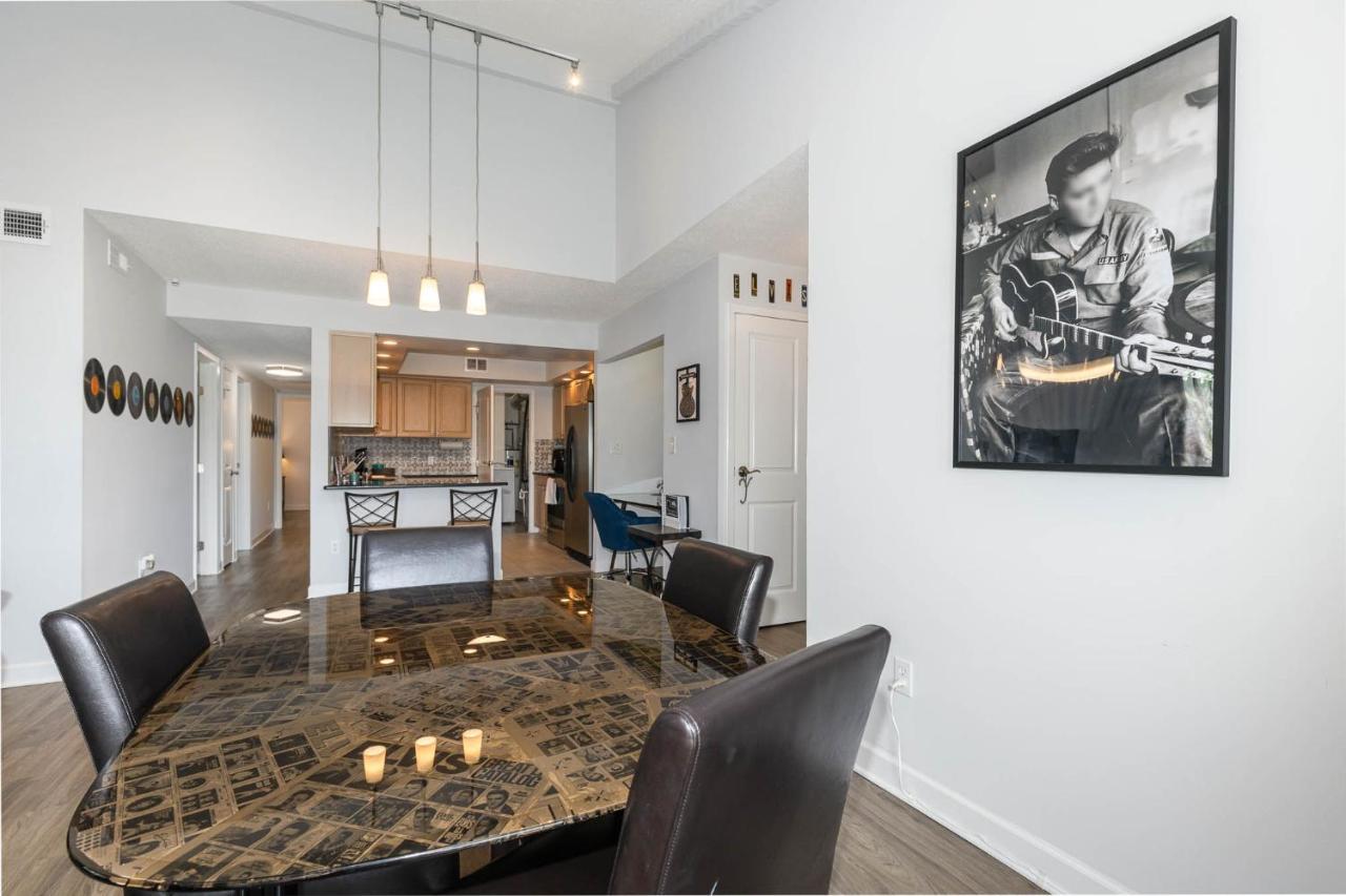 Large, Stunning Elvis Themed Condo,10 Min From Cvg フローレンス エクステリア 写真