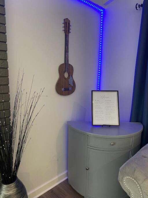 Large, Stunning Elvis Themed Condo,10 Min From Cvg フローレンス エクステリア 写真