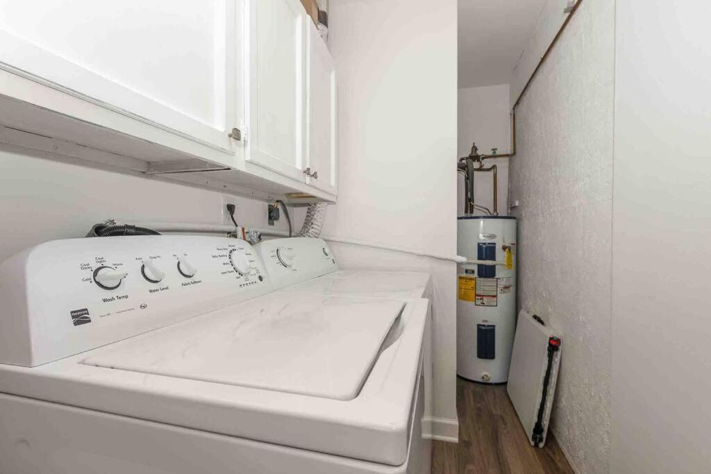 Large, Stunning Elvis Themed Condo,10 Min From Cvg フローレンス エクステリア 写真