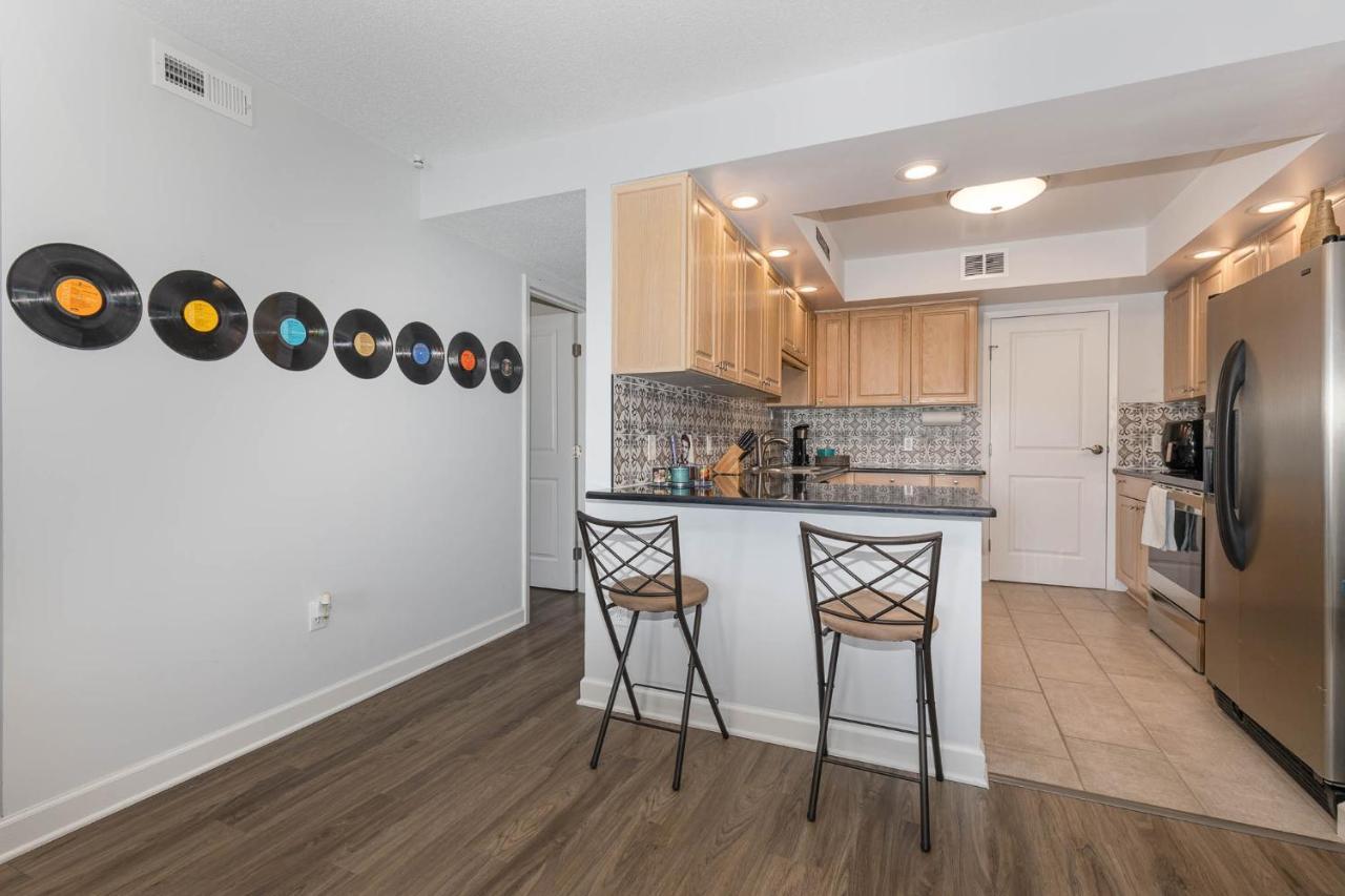 Large, Stunning Elvis Themed Condo,10 Min From Cvg フローレンス エクステリア 写真