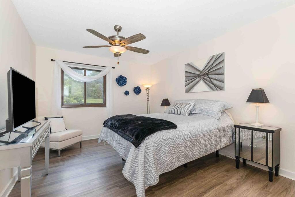 Large, Stunning Elvis Themed Condo,10 Min From Cvg フローレンス エクステリア 写真